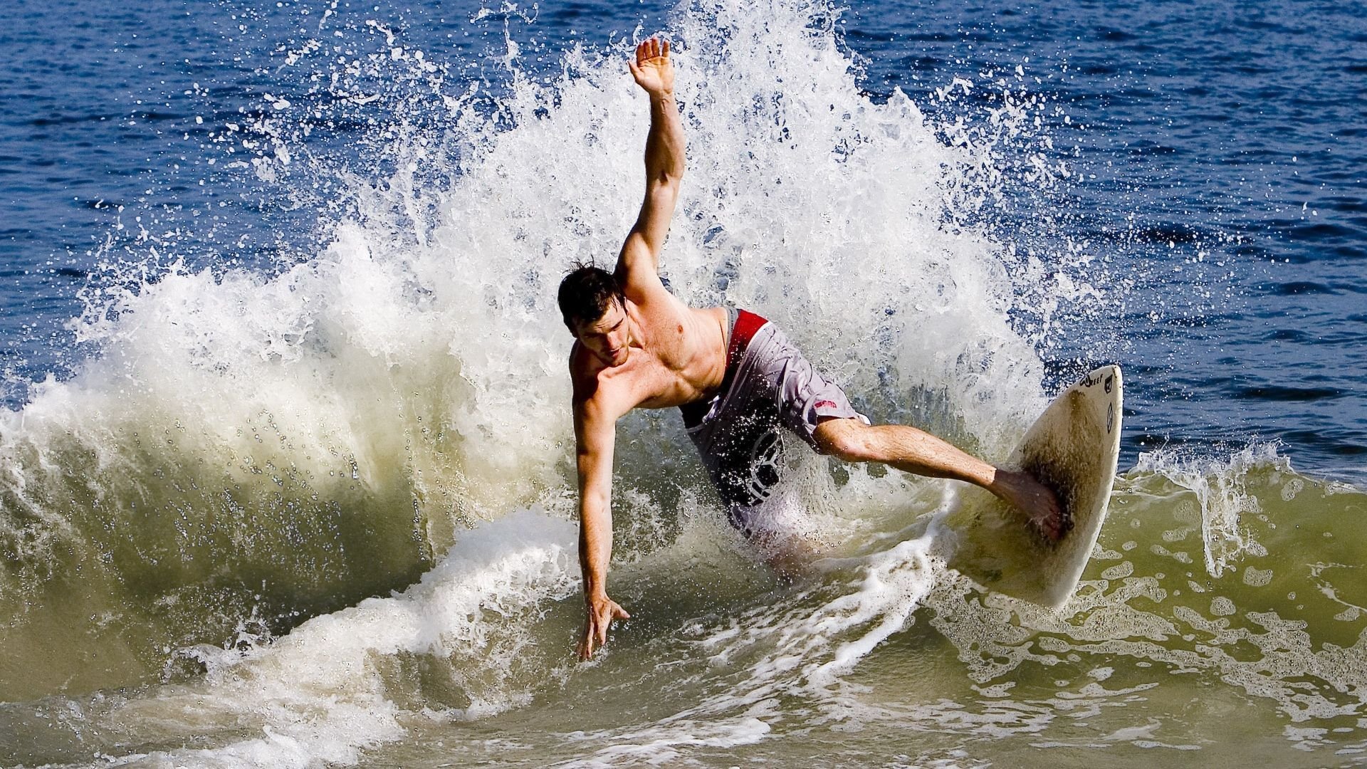 球队实力强劲，比赛场面精彩纷呈，怎么形容球队